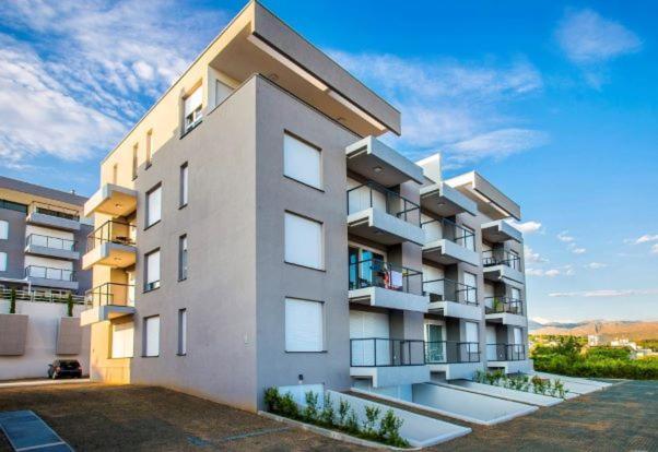 Uma Apartment Split Exterior photo